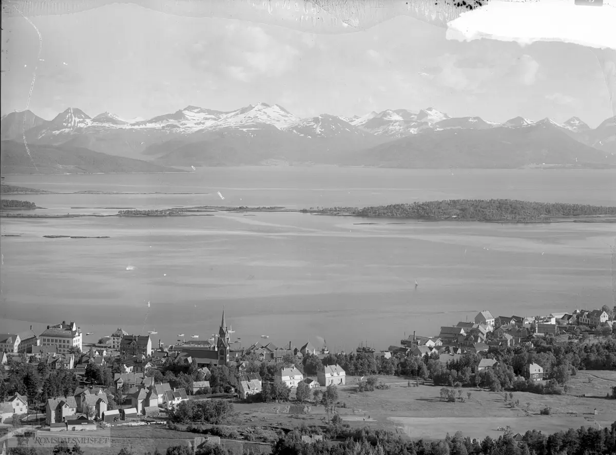 Molde i panorama sett fra Nord, Molde i panorama med Hjertøya..Amtmann Lets gate til venstre.