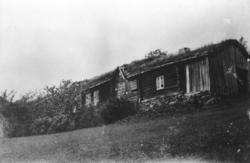 Husa på Hammervoll sett nedenfra. Alle husa er no flytta til