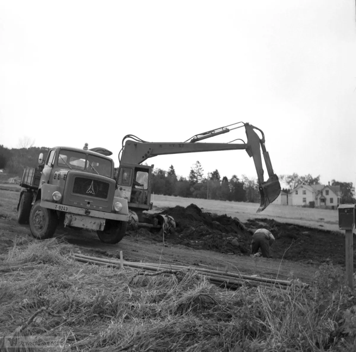 Gravemaskinen er en Brøyt X2. Norskprodusert gravemaskin.