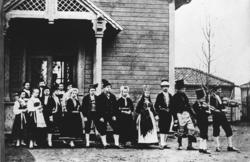 Brudefølge 2. febr. 1872. Skolegården inne ved elva. "En bru