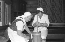 Olsok på Romsdalsmuseet 1985..Kinning av smør. .Aktører fra 