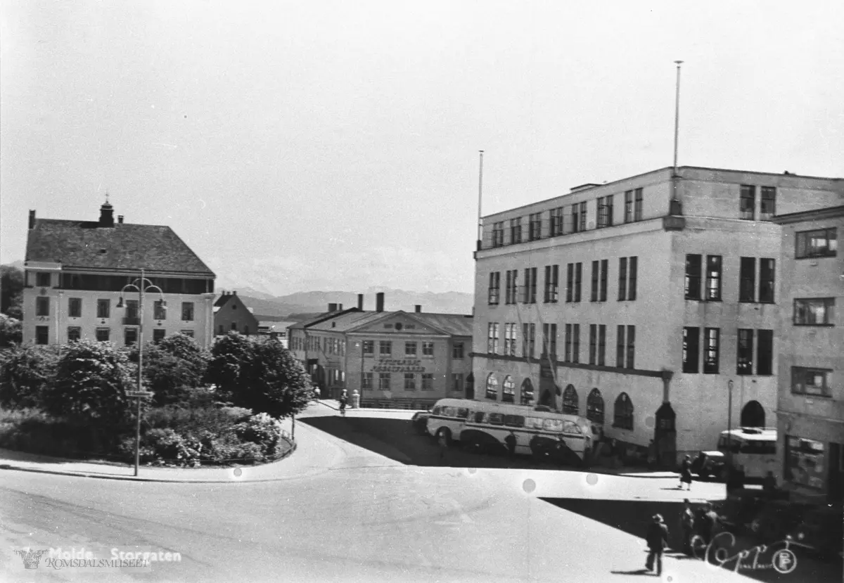 Gotfred Lies plass med Solemdals møbelfabrikk til høyre, telegrafen til venstre..P.Solemdal sin møbelfabrikk, konfeksjonsfabrikken og meieriet lengst til høyre.