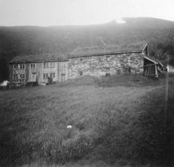 Nerland, Sletta. Vistdal. "Gård med steinfjøs øverst i Vistd