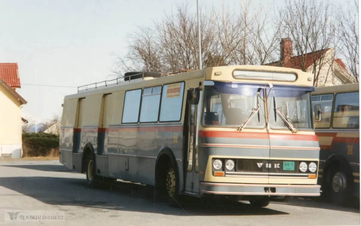 Bussen er avskiltet, men har internnummer 56 (se bak framdøra). Den ble levert ny til Aarø-Batnfjord-Kleive Auto (Molde Bilruter var navnet fra 1979) høsten 1978. Det var en Scania BF111 kombinertbuss med 20 passasjerplasser og stort godsrom. Den gikk i mange år som turnebuss for Regionteatret i Møre og Romsdal - Teatret vårt, i Molde, men også i lokale ruter. Karosseriet er levert av VBK (Vestfold Bil og Karosseri). Bussen ble solgt ut fra Molde Bilruter i 1992, og bildet er sannsynligvis tatt etter at den ble tatt ut av trafikk og lagt ut for salg. Den var registrert KZ25976...(fra Oddbjørn Skjørsæter sine samlinger i Romsdalsarkivet)