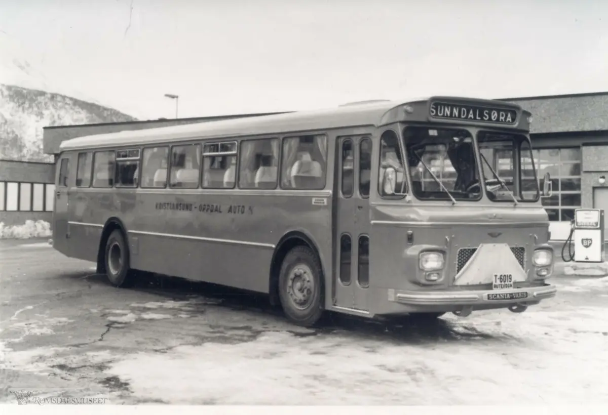 Kristiansund - Oppdal Auto..Sunndalsøra..Bussen ble registrert nummer T-6019 den 1. februar 1967. Det var en Scania-Vabis BF76 og karosseriet ble bygd ved Kristiansund Lettmetall. Bussen hadde 40 sitteplasser, langrutestoler med høy seterygg. I juli 1967 ble det levert to til akkurat som denne, og alle tre ble satt inn i rutene Kristiansund-Sunndalsøra-Oppdal. De to andre ble registrert T-6027 og T-6037..(fra Oddbjørn Skjørsæter sine samlinger i Romsdalsarkivet)