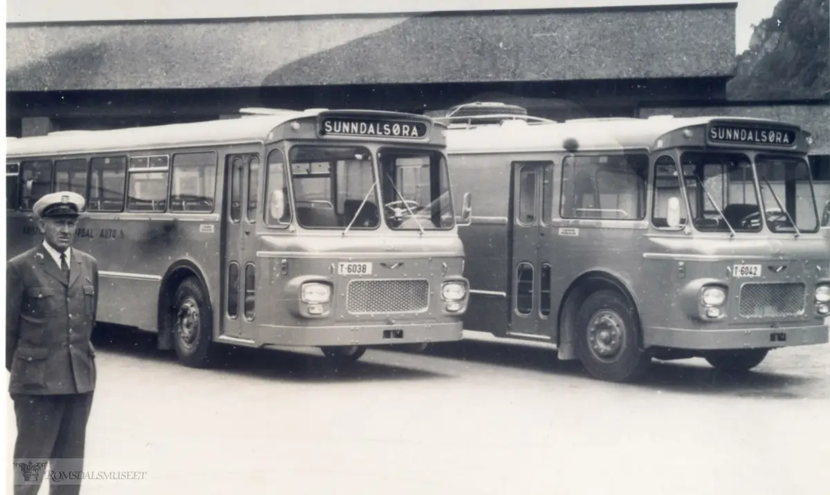 Kristiansund - Oppdal Auto..Sunndalsøra..Disse to bussene ble levert samtidig i juli 1968. T-6038 er en personbuss med 45 sitteplasser som ble brukt i skoleruter i Sunndal kommune. T-6042 er en kombinertbuss med fem passasjerplasser og gikk i mange år i gods- og melkeruter mellom Tingvoll og Kristiansund. Begge er Scania-Vabis og karosseriene ble bygd ved Kristiansund Lettmetall i Kristiansund..(fra Oddbjørn Skjørsæter sine samlinger i Romsdalsarkivet)
