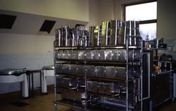 Kantiner innkjøpt i 1955 til transport av mat til avdelingen