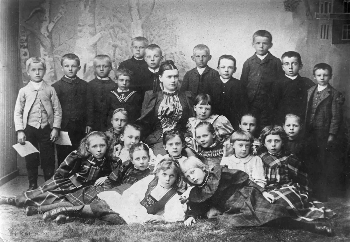 En klasse fra folkeskolen 1899..Frk Johanne Spolert klasse: Avgangsklassen etter 7 års folkeskole. 1892-1899.