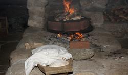 Skoleklasse på besøk på Romsdalsmuseet under brødbaking i Fr