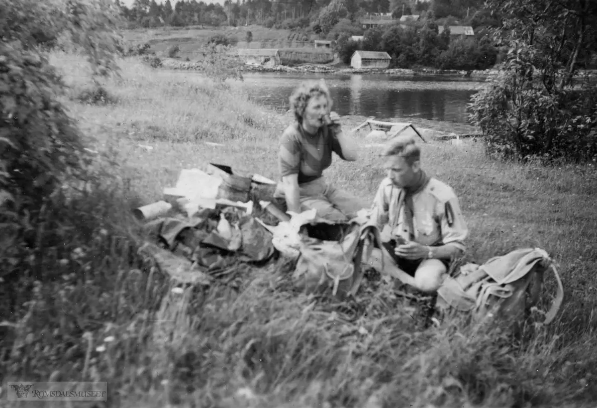Geilen på Lillebostad i bakgrunnen..(Se "Romsdal Sogelag" 1975 side 117-118) .Bilde tatt i forbindelse med en geologisk "ekspidisjon".