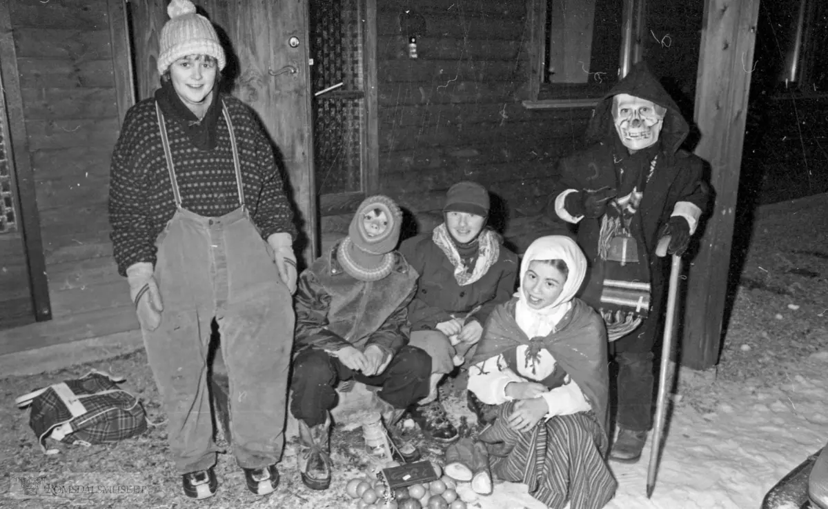 Barn går julebokk i Molde.
