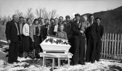 (A016)."Tatt i april 1944 på Hollingen i begravelse og noen 