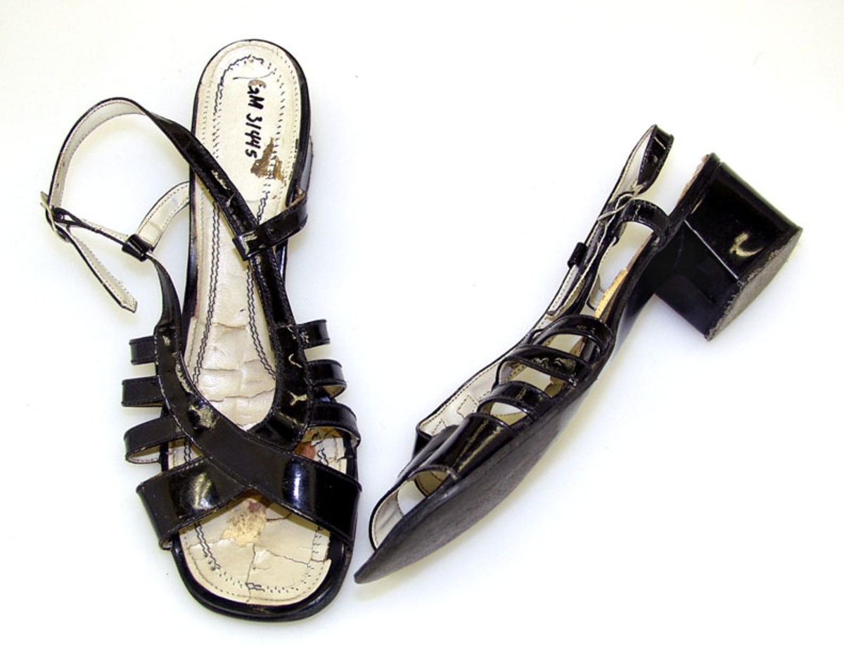 Form: Åpen sko med remmer ca. 1 cm brede, 1 metall spenne
