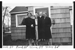 Gruppe,bolighus og frakk.
Frå v.Emely,Pauline,Alma og Mary 