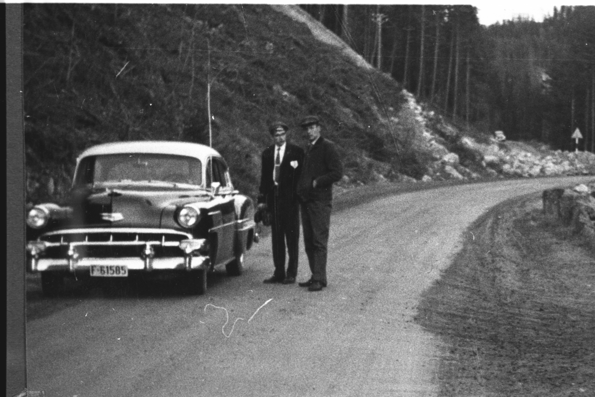 F-61585 bilen til Einar Kinnebergbråten Chevrolet årsmodell 1954. Ved bilen står Ola Granheim og Odd Leif Kinnebergbråten.
