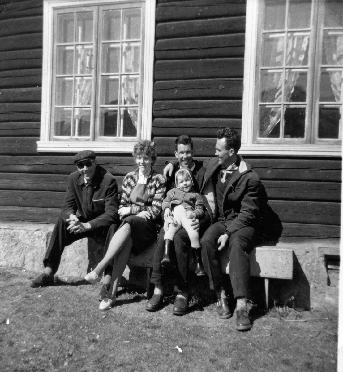 Familiegruppe,skjørt,jakke,luve genser
frå v.Helge Bakko,Ingeborg Amundsen Bakko,Ola Bakko og Sigmund Bakko