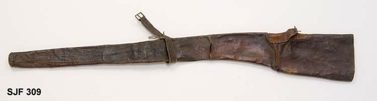 Futteralet er sydd av mørkebrunt lær. 
Ca. 25 cm fra den bredeste enden er det sydd fast ei spenne. En annen spenne festet til reim sitter 68 cm fra samme ende. 