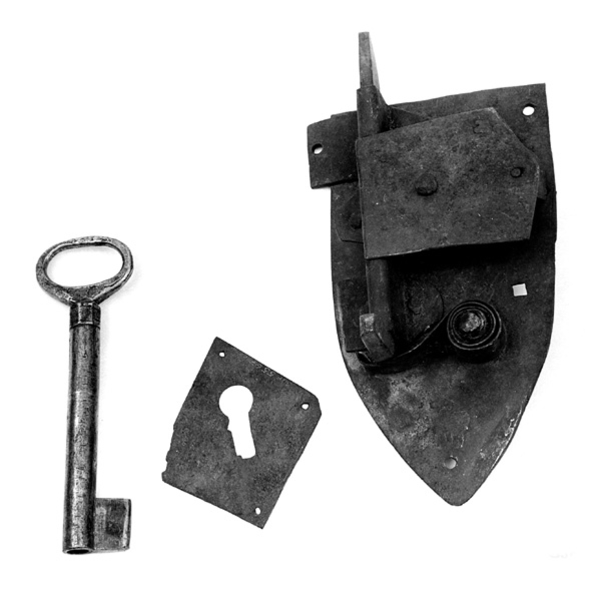 Både låsen og nøkkelen er hjemmesmidd. Det er usikkert hvem som har lagd låsen, men 
nøkkelen er smidd av Oluf Andersen, Risberget (f. 1836). 
