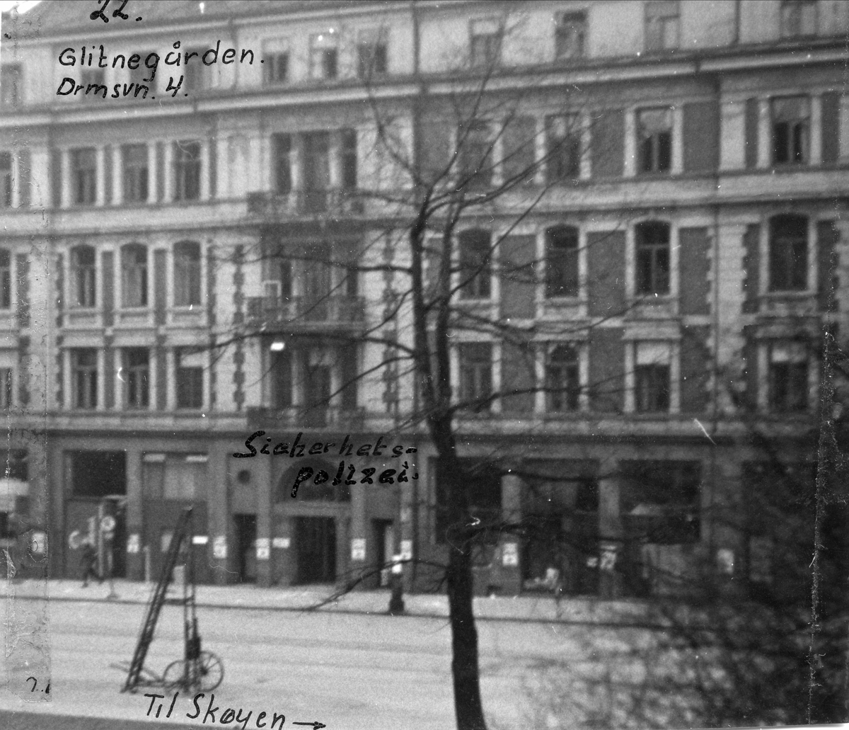Nyttårsaften 1944 ble Victoria Terrasse i Oslo bombet av allierte fly. Dette var tilholdsstedet for Sipo i Norge, men var mest kjent som Gestapos hovedkvarter. Hovedkvarteret fikk bare mindre skader i angrepet, men mange hus i nærheten ble påført store ødeleggelser, og mange sivile ble drept. Spesielt hardt gikk det ut over en trikk på Drammensveien, som ble truffet av en 1000 punds bombe. Bomben eksploderte mindre enn en meter over Oslo Sporveiers vogn nr. 115 på rute 2, Majorstua-Gamlebyen, og alle ombord, bortsett fra konduktøren og tre passasjerer, omkom. Piloten på det ene bombeflyet, Flight Lieutenant Wilfred Yeadell fra RAFs 627 skvadron, fikk senere høre om trikkens skjebne. Tanken på at det høyst sannsynlig var en av hans bomber som førte til katastrofen, forfulgte ham resten av livet. Til sammen døde 79 nordmenn og 27 tyskere i angrepet.

Bildet er fra Drammensveien 4.