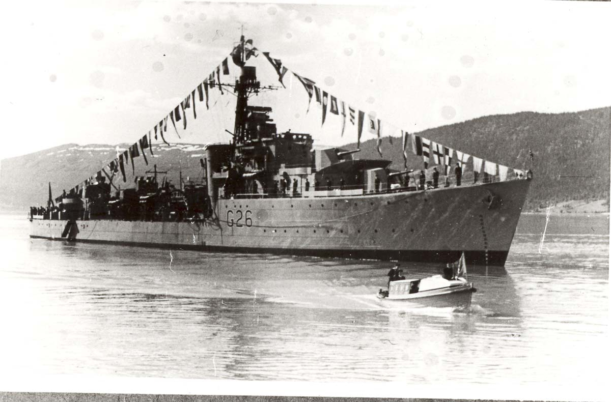 Motiv: Jageren STORD (G 26) - I Altafjorden. 30º styrbord baug. Stor flagging. Kongeferden 1946
