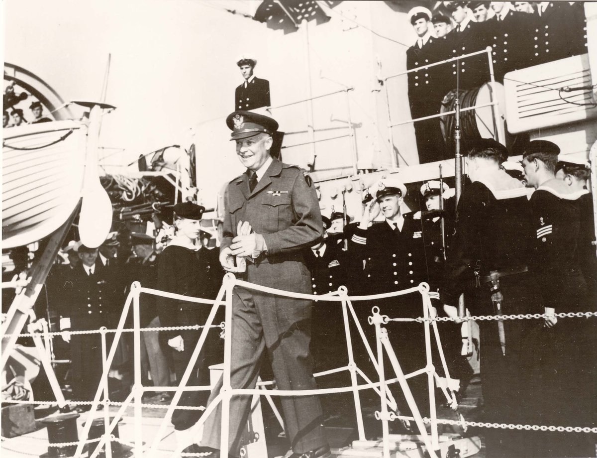 Jageren "Arendal", general Eisenhower går i land i Horten - 1951