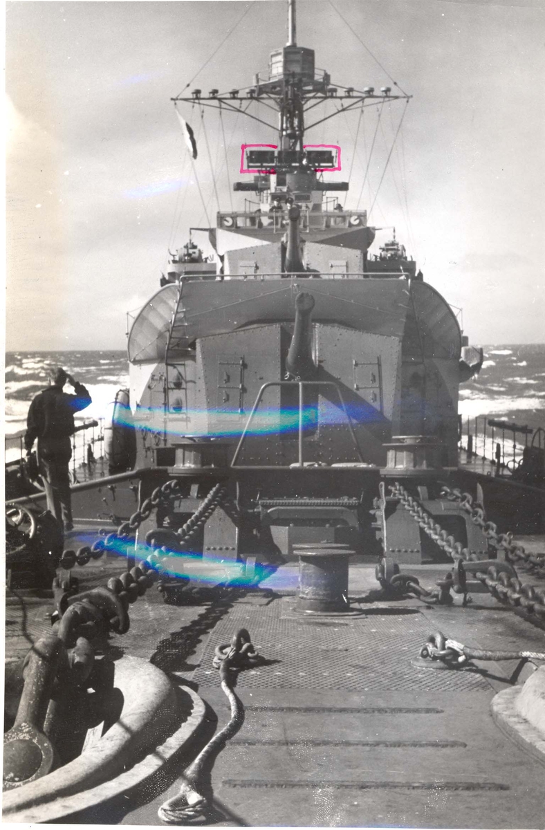 Jageren "Stord" blir overtatt av Den Norske Marine, 26.august 1943.
Broen og forre kanonen fotografert fra baugen.