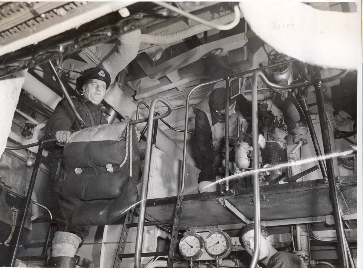 Enkeltbilde. Jageren Stord i konvoy til Murmansk. Bilde fra maskinrommet.