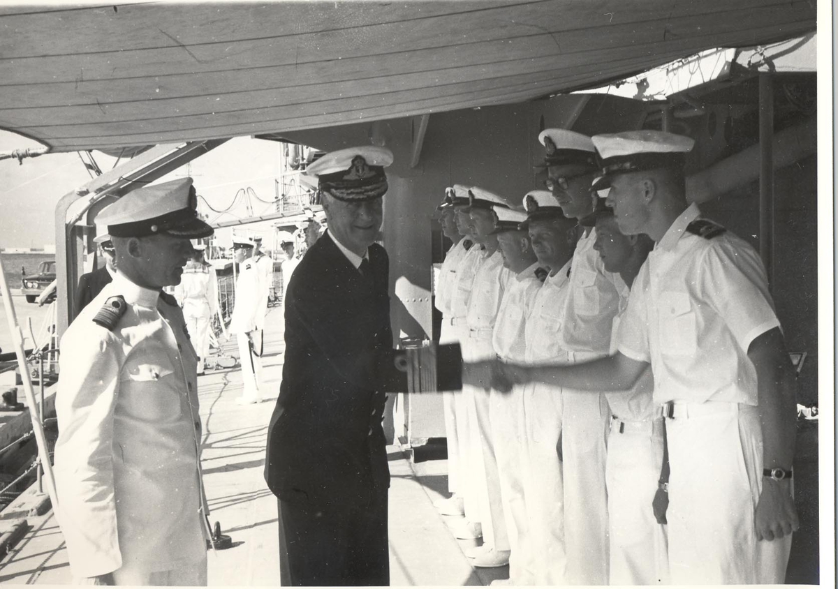 Enkeltbilde. C-kl jager, KNM Bergens tokt til Key West i 1962. admiralen debarkerer og takker for seg.