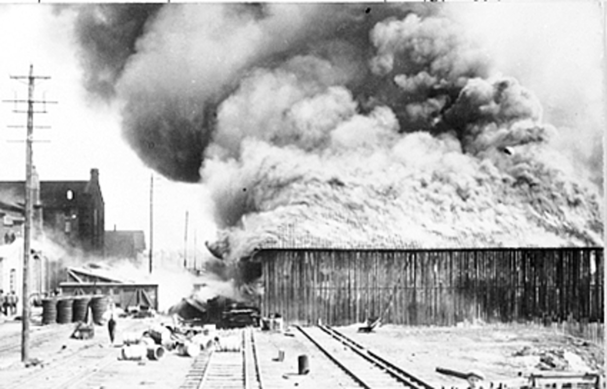 Hamar, Espern, brann på Hamar dampsag og høvleri 9. juni 1914, etablert i 1859, i 1914 eid av brukseier Syver Andersen og vognfabrikant A. Lund, maskinhus, alle lager- og kontorbygning brant ned, 
