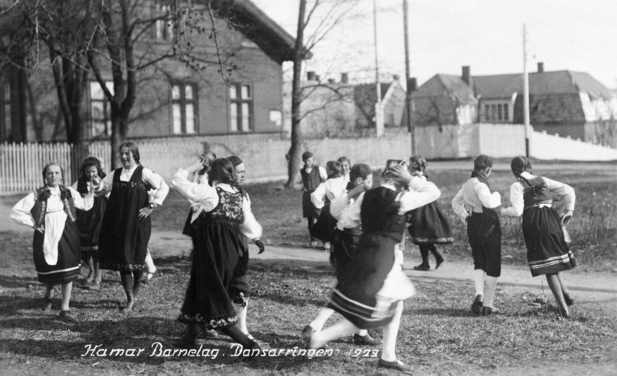 Postkort, Hamar, gruppe barn danser i nasjonaldrakter, Hamar Barnelag, Danserringen, folkeviseleik, 
