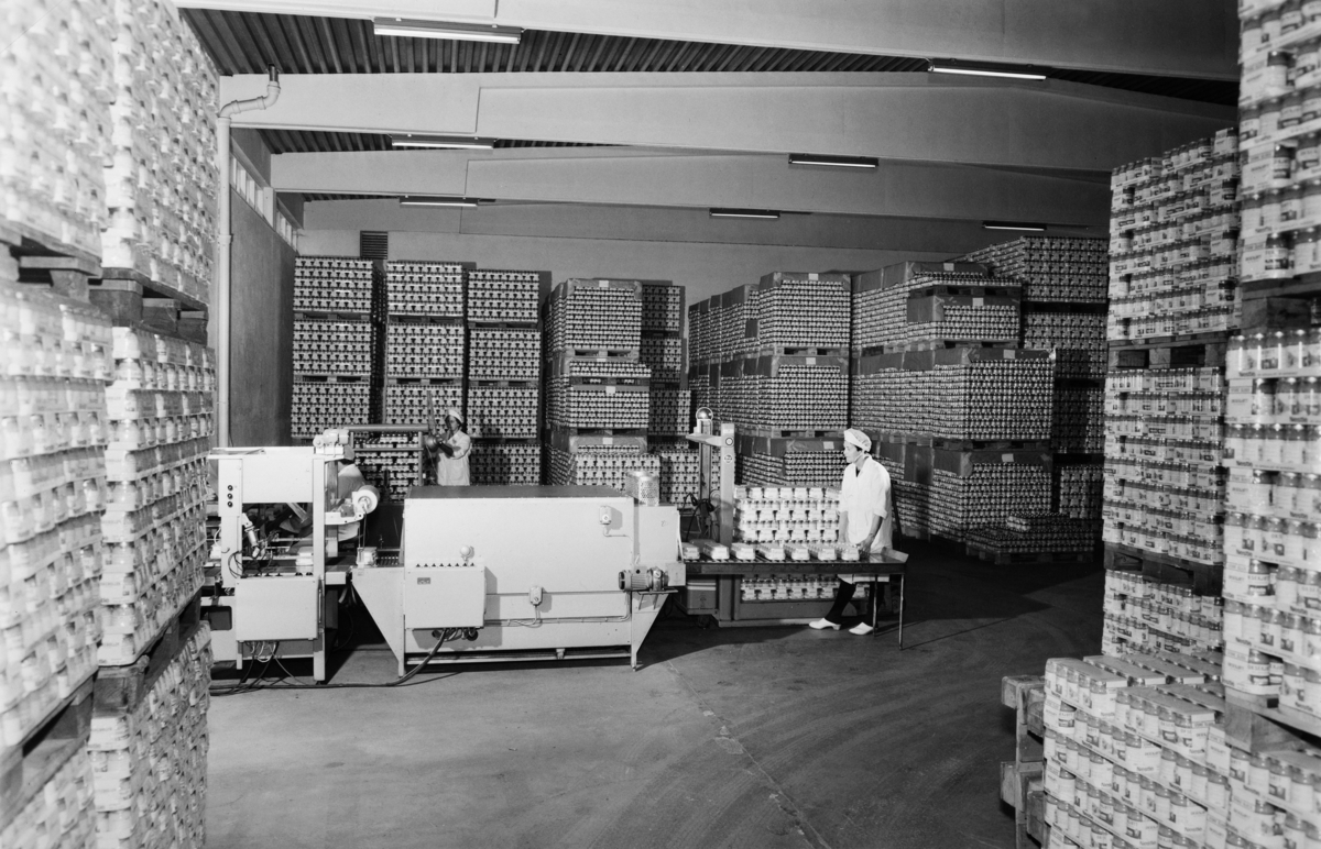 Nestle. Melkefabrikken. Pakking av barnemat ved fabrikken på Hamar i 1971. 