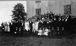 Bryllupsfeiring med mange gjester. Brudeparet er Karen og Si