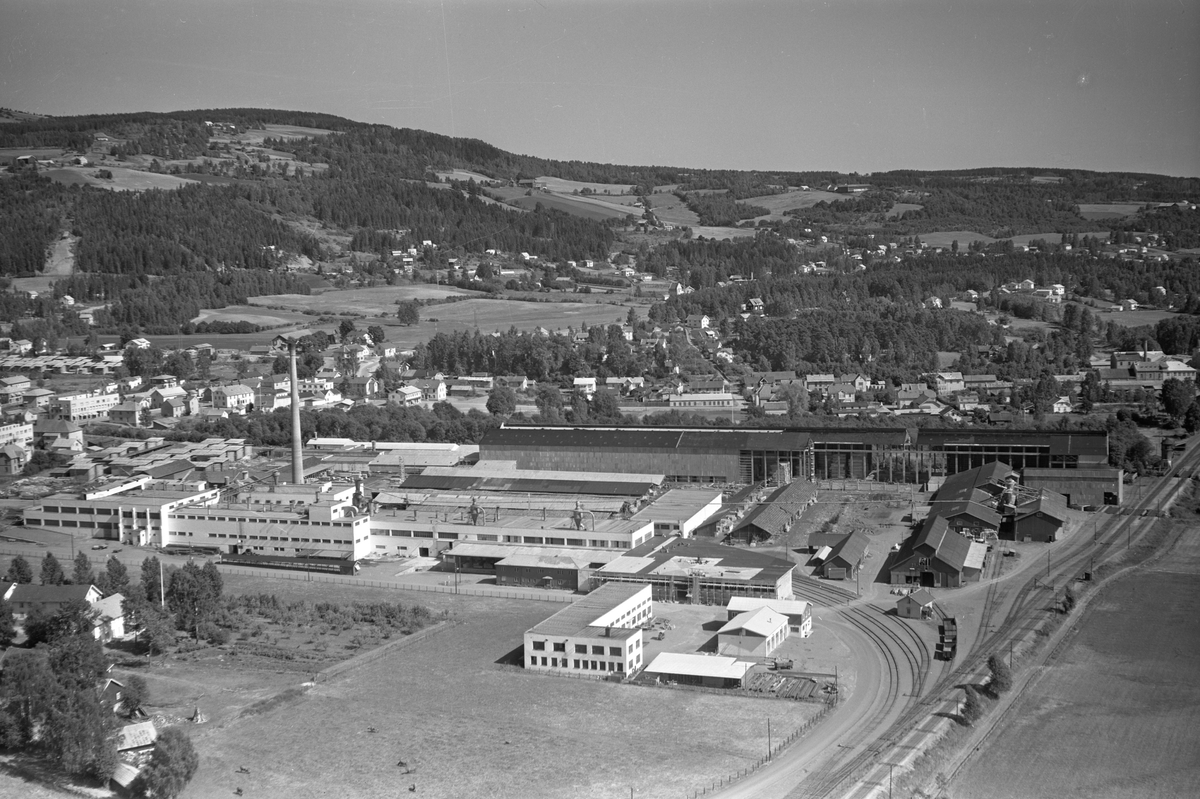 Flyfoto av Berger Langmoen fabrikk, Langmosaga, Brumundal.