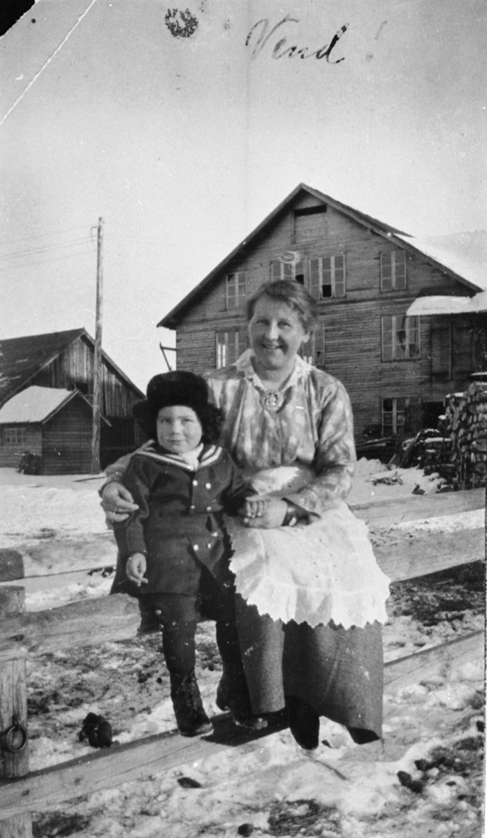 Helga Husebye med sønnen til Rosendal, Brumunddal.