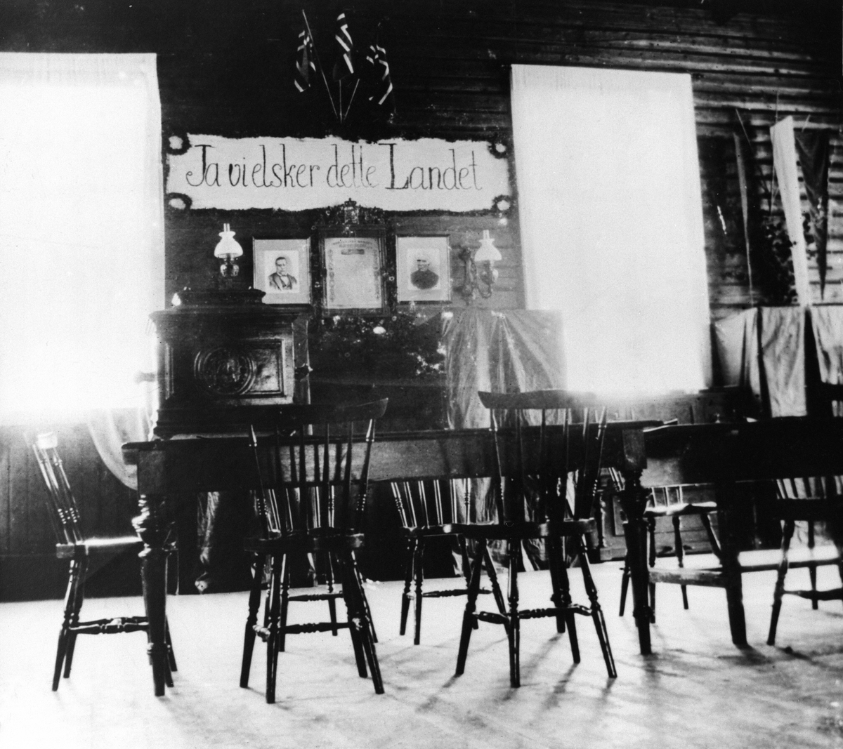 Interiør, gamle Tingvang forsamlingshus, pyntet til folkeavstemning den 13. august 1905, valglokale, valgurne, pyntet, "Ja vi elsker dette landet". Ringsaker.