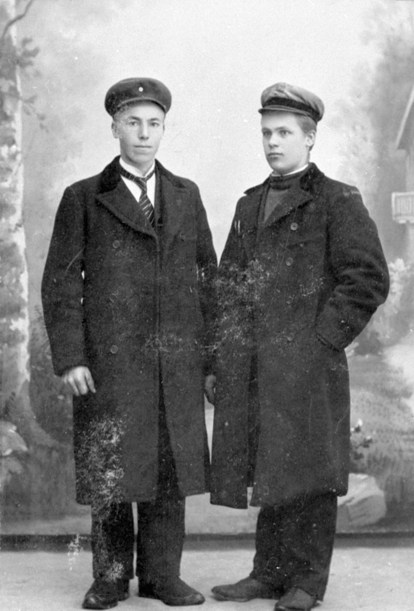 2 menn med hatt og frakk. Til venstre er Lundhagen, skomaker Anton Moen f.21.6.1884, Næroset, Ringsaker.