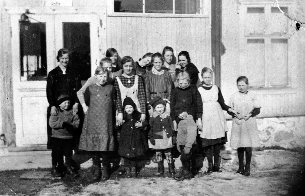 Middelskoleelever foran Kildal pensjonat, Byflaten, Veldre, Ringsaker ...
