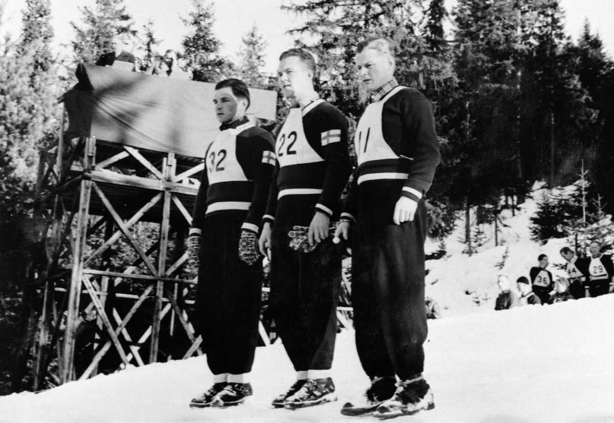 3 skihoppere, Finlandsrennet i Furubergbakken, Furnes, Ringsaker. Nummer 32 Leo Lakso, 22 Toppila, 11 L. Valonen.