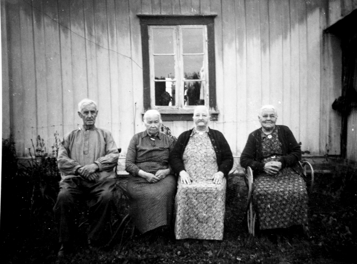 Jørgen Burås, Anne Burås, Marie Brenden, Oline Åsbrein, Moseviken, Åsmarka, Ringsaker.