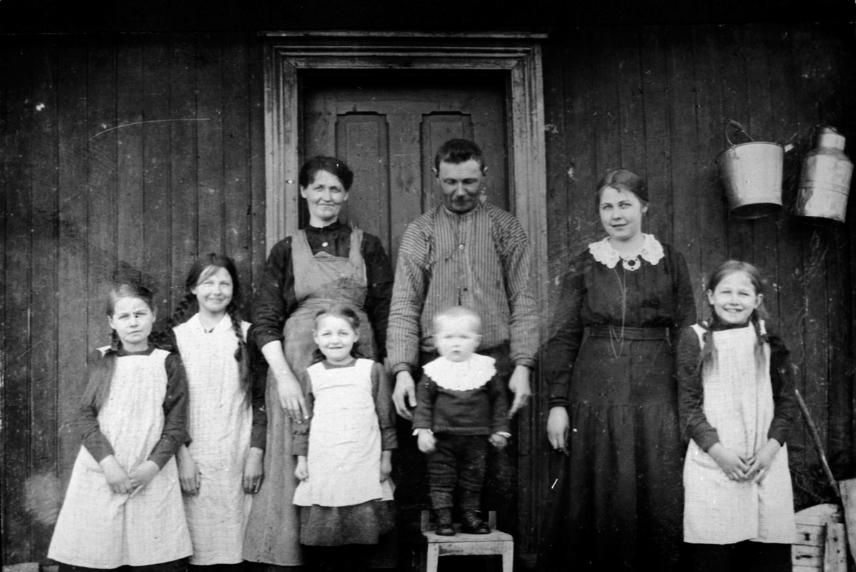 Familien Solheim i Sundshagen, Helgøya. Fra venstre er Margit f. 1907, Agnes f. 1905, Olga f.1912, Bjarne f.1916, Anna f. 1901, Ågot (1909-1987). Bak er Marie Solheim og Adolf Martiniusen Solheim f.1877.