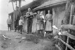 Eksteriør Myhrhagen, den gamle stua, gruppe 7 foran: Familie