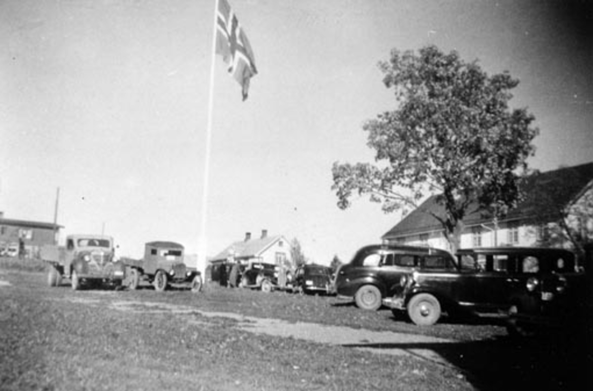Flagget heises i Tingnes, 9. mai 1945, biler, lastebiler, freden, krigen, Klokkergården, Nes, Ringsaker. 