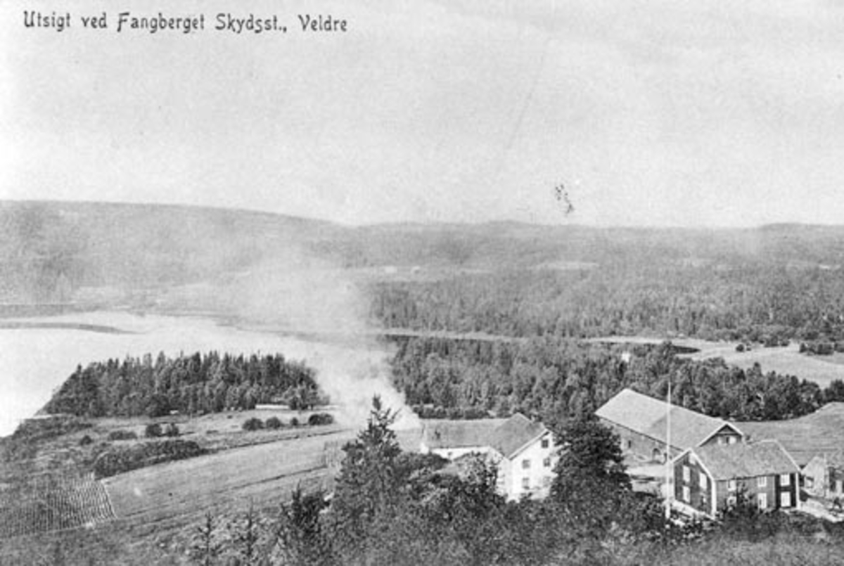 Fangberget gård, tidligere skysstasjon, innerst i Bunnefjorden, Veldre, Ringsaker.