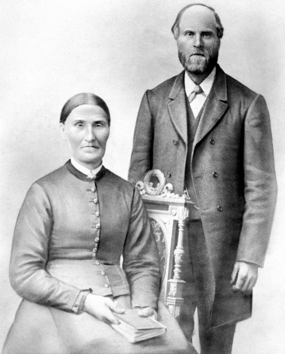 Ektepar. Anne Monsdatter Bredvold f.Lysrud (1831-1924) og Anders Eriksen Lysrud (1835-1916).
