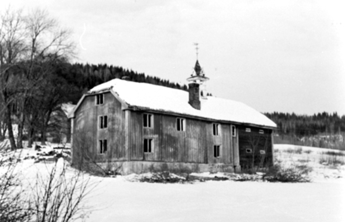 Drengestua på Grefsheim, Nes, Hedmark før riving. Vinter.