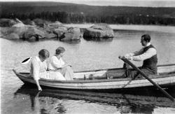 MESNA-VATNET, ROING, ROBÅT, TRE UKJENTE PERSONER, 1913