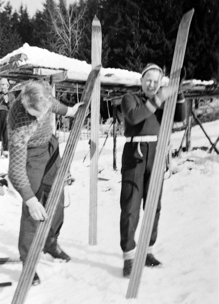 Magne Brovold og Nils Helmersen med ski. Klubbrenn i Dalustbakken (Gubbebakken), Veldre, Ringsaker i 1940-åra.