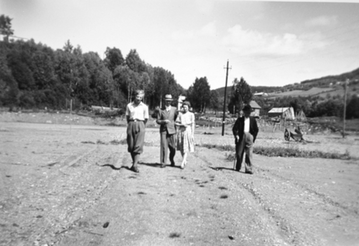Sveum idrettsplass, Brumunddal,  under opparbeiding. Fra venstre er Odd Hexeberg, Gunnar Nordby, Ragna Bakke og Ole Olsen Bakke.