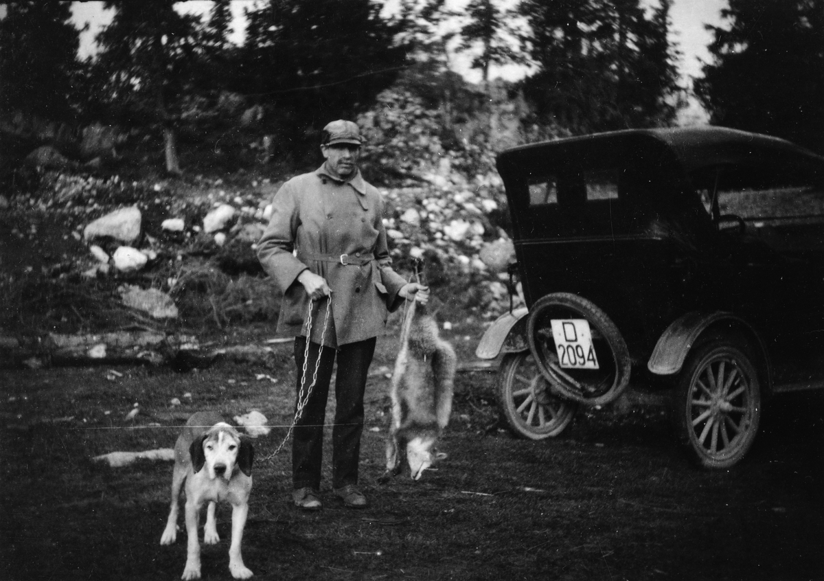 Helmer Amdahl, almenningsbestyrer i Furnes, bodde i Industrigata i Brumunddal (Der Mølla ligger idag) Revejakt, hund, Bil T-Ford 1922 modell? D-2094. 
Foto tatt i 1922/1923. 
