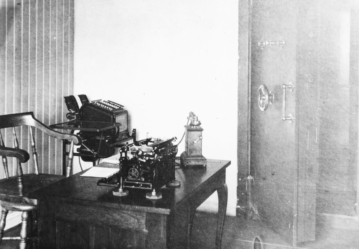Ringsaker Sparebank, Moelv, interiør,  kontormaskiner og hvelvdør, ca. 1920-1930
